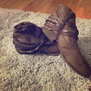 Small heeled ankle boots